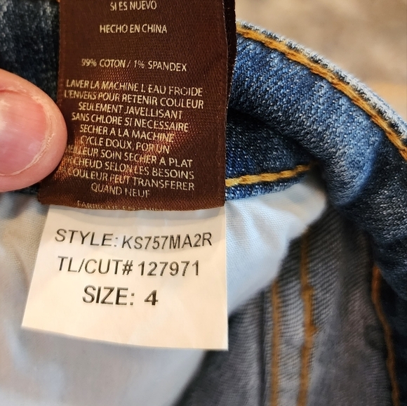 Kut from the kloth Katy boyfriend jean shorts. Cuffed. 6.5". Women's size 4. - Picture 12 of 15